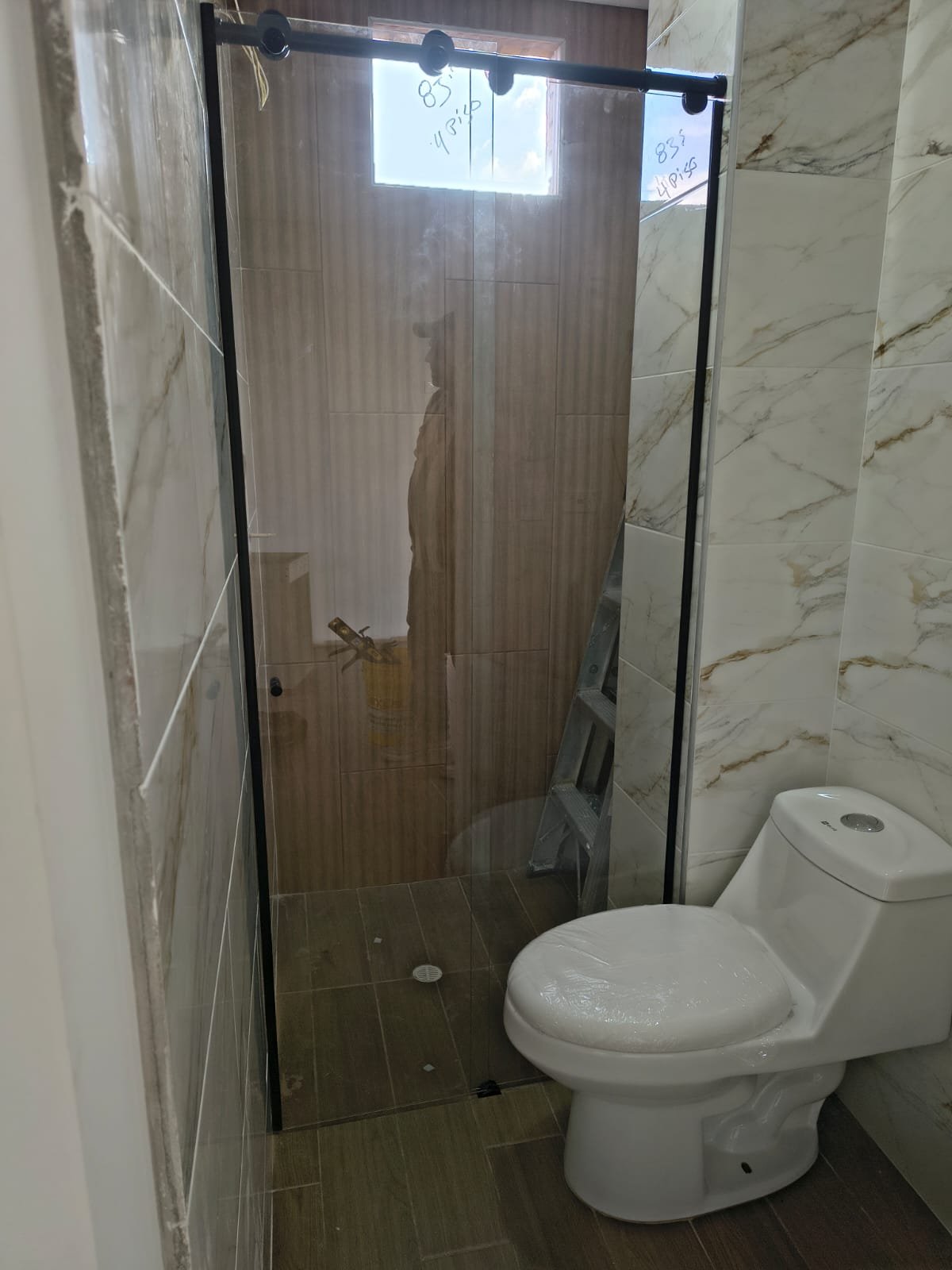División de baño en vidrio templado